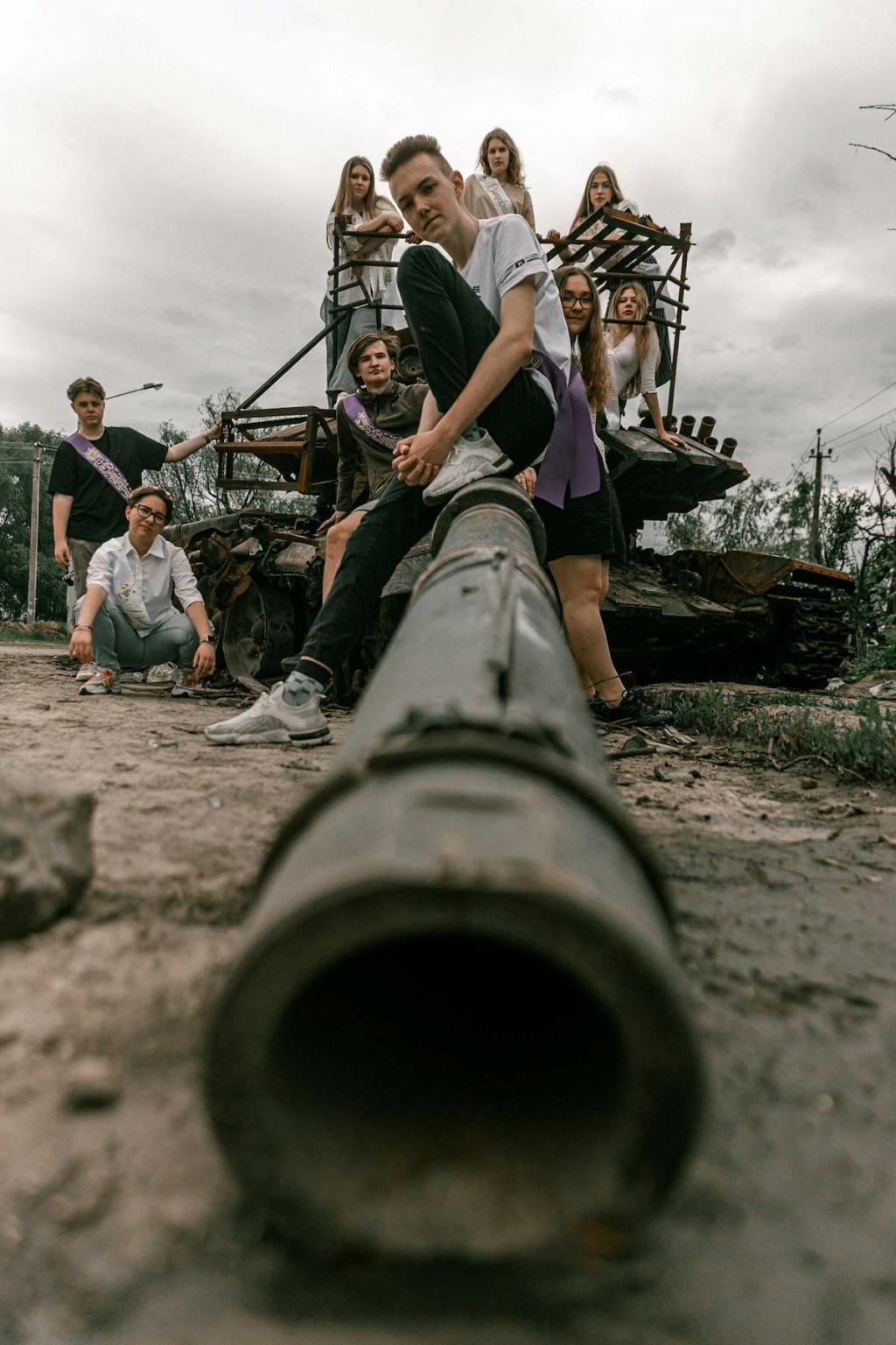 Ukraine:Etudiants dans les ruines Zzzz3941