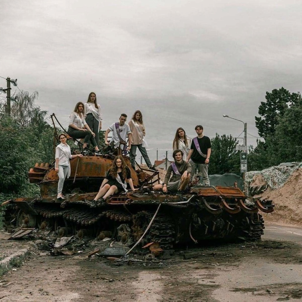 Ukraine:Etudiants dans les ruines Zzzz3942