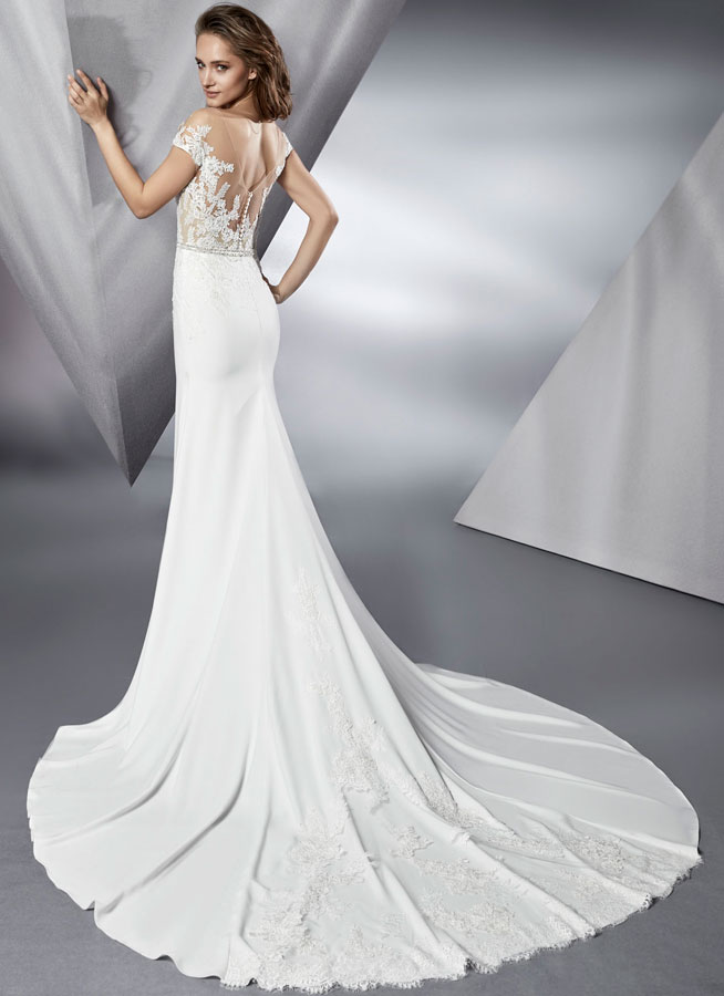 فستان زفاف مزين بالدانتيل روووعة E006b210