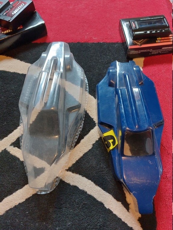 A vendre Buggy TT 1 /10 eme B6 associated avec pieces ,chargeur ,pneus inserts ,radio etc... 20230553
