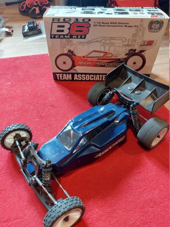 A vendre Buggy TT 1 /10 eme B6 associated avec pieces ,chargeur ,pneus inserts ,radio etc...  20230555