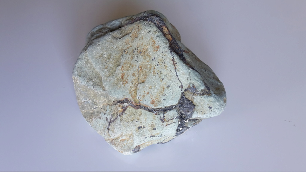 Identification météorite  matrice verte foncée  Hemati12
