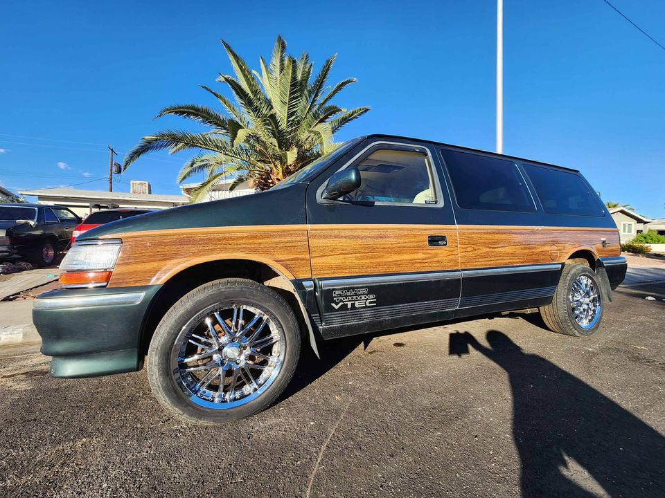 Un Chrysler Town & Country S2 Woody de 1992 version usine à gaz! 44450110