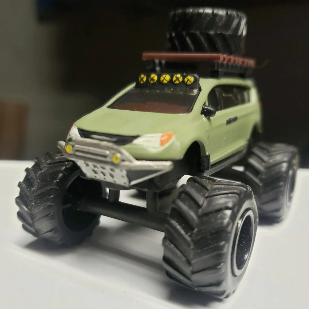 Le Pacifica 1/60 de chez Hotwheels modifié en monster truck 6hx9l210