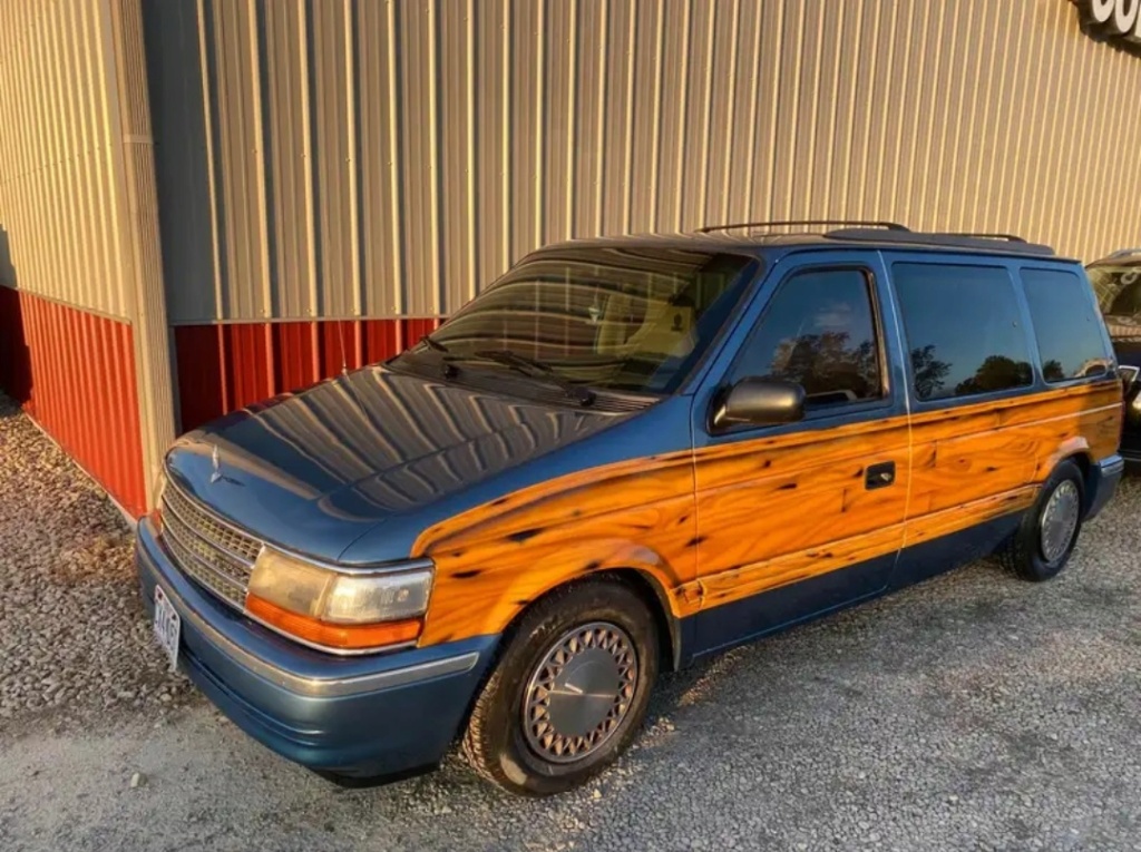 Plymouth Voyager S2 Custom Woody Screen66