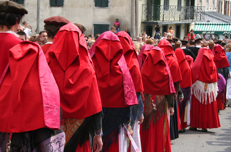 Coutumes et danses ossaloises ... - Page 3 Corteg10