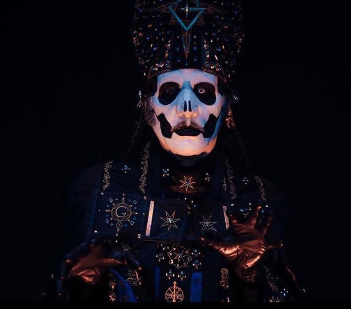 Papa Emeritus y sus discípulos reparten misas oscuras - Página 3 4216b210