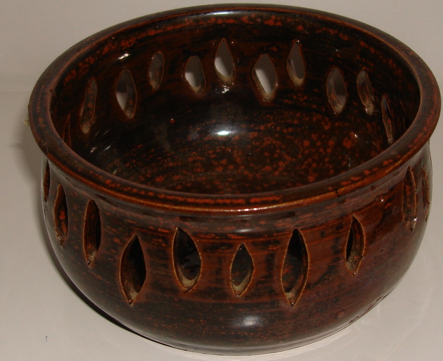 Reticulated studio bowl, JL mark? Dsc08213