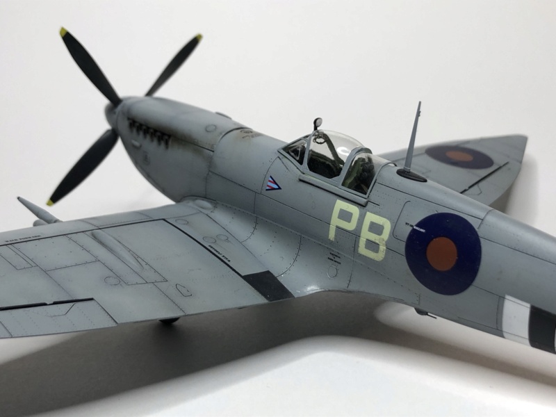 Spitfire HF Mk VII - Base Eduard 1/48  5a159510