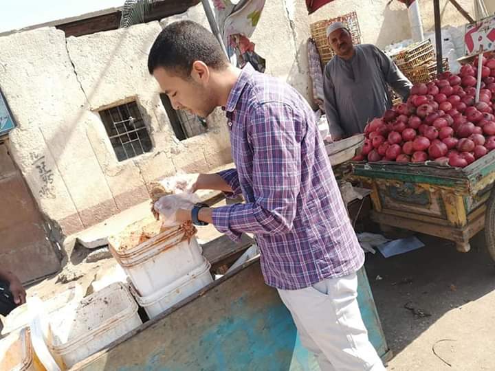 مراقبة الأغذية بسوهاج تفتح النار على المخالفين وتضبط 221 كيلو أغذية غير صالحة وتحرر 15 محضر متنوع. Fb_im376