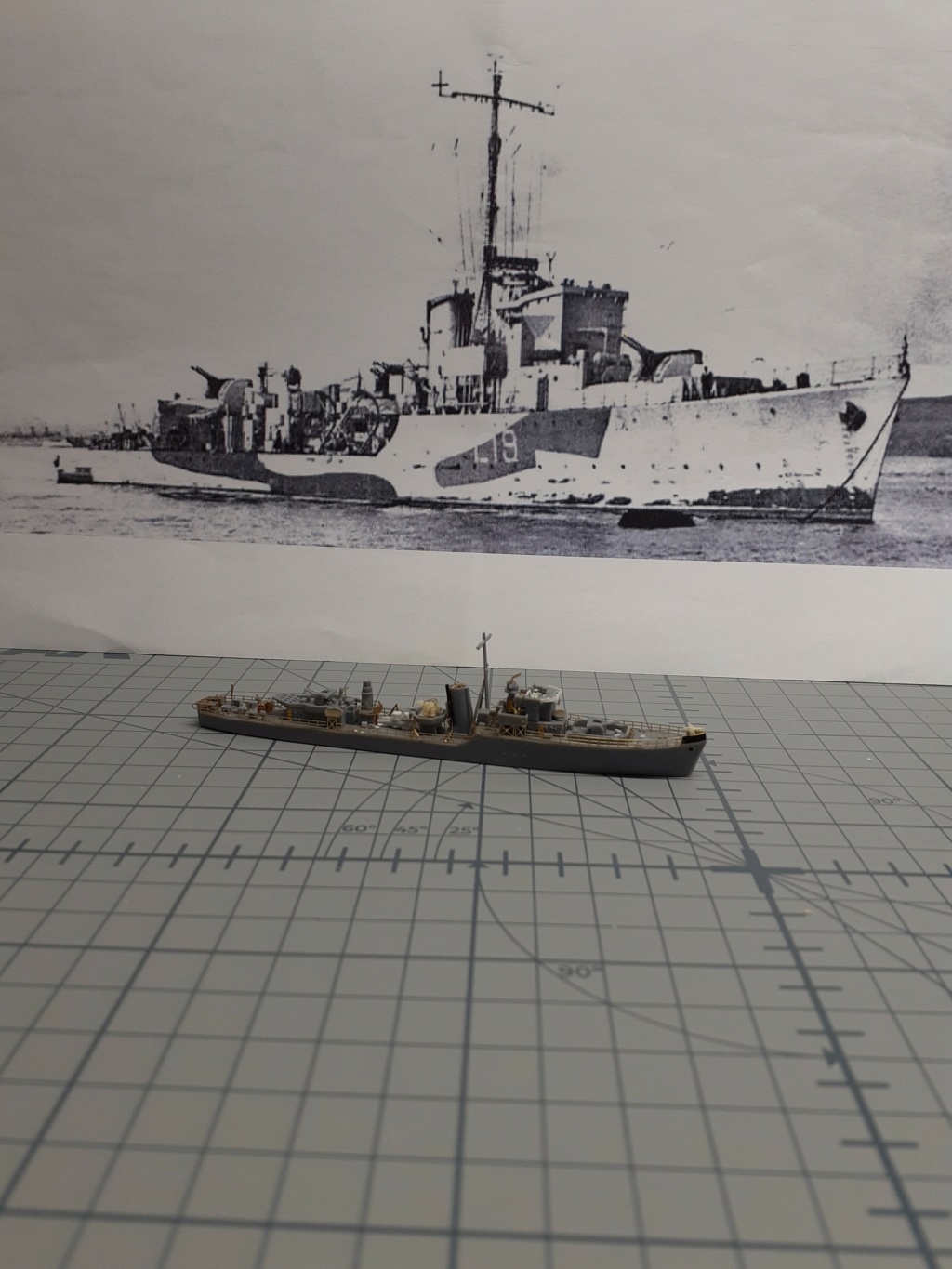 Destroyer class Hunt III FNFL "La Combattante" maquette 1/700 IBGmodel+photodecoupe 20211013