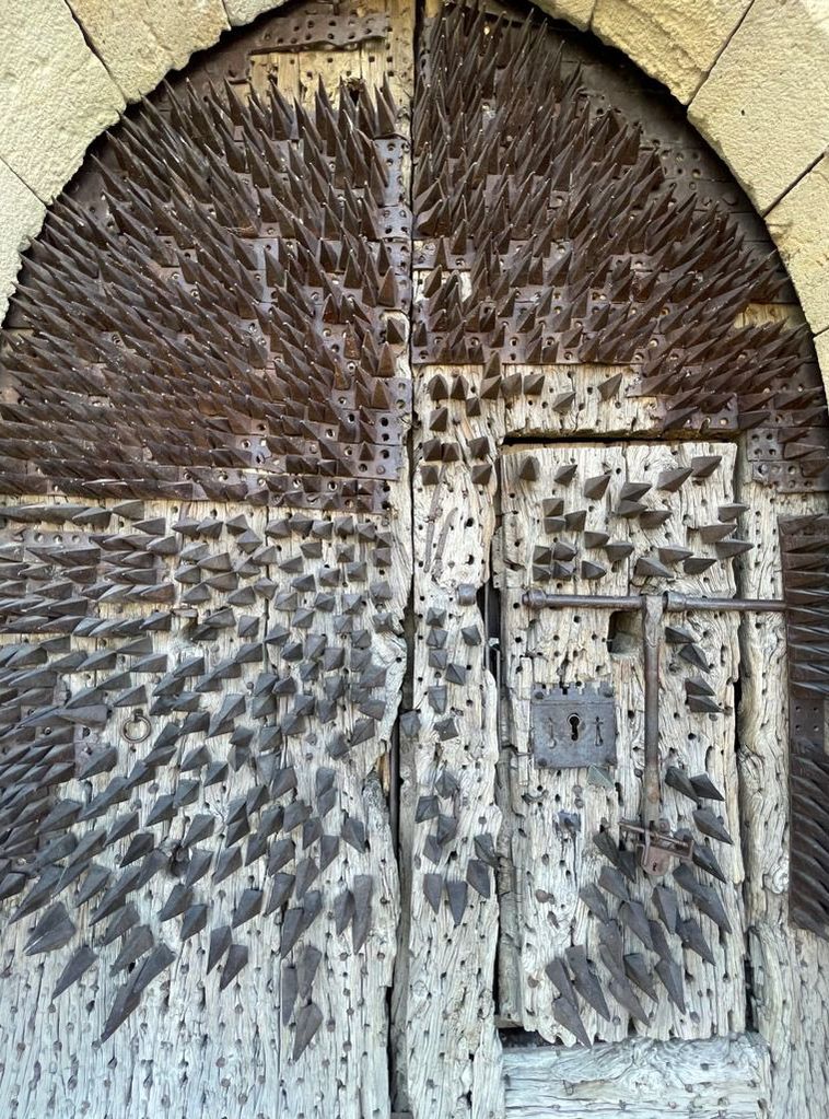 Главные ворота замка Pedraza в Испании, ощетинившиеся грозными железными шипами, XV век. Photo_22