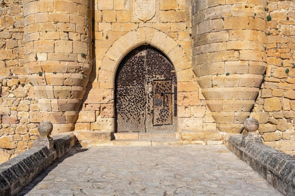Главные ворота замка Pedraza в Испании, ощетинившиеся грозными железными шипами, XV век. Photo_23