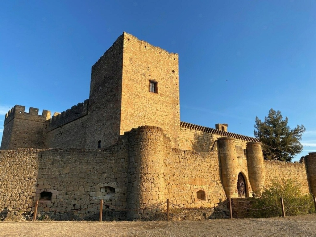 Главные ворота замка Pedraza в Испании, ощетинившиеся грозными железными шипами, XV век. Photo_24